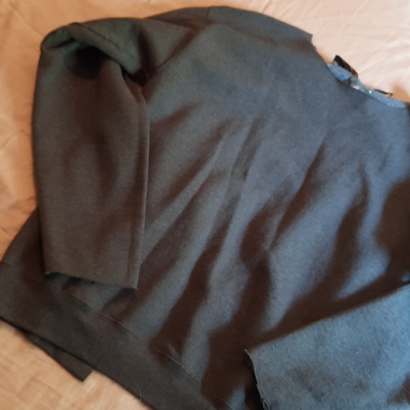 Gray sweat shirt cut in the back with a tie - Picture 2 of 2